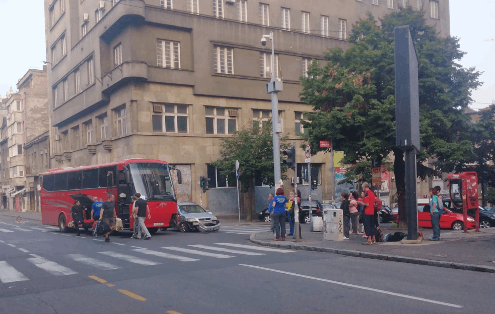 SUDAR AUTOBUSA I AUTOMOBILA U SARAJEVSKOJ ULICI: Članovi planinarskog društva imali udes!